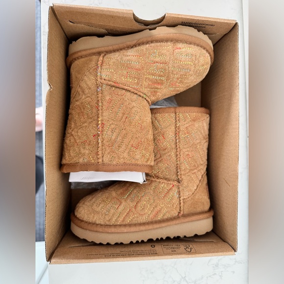 UGG CLASSIC II GRAPHIC STITCH SIZE T8
NWB - Picture 8 of 9